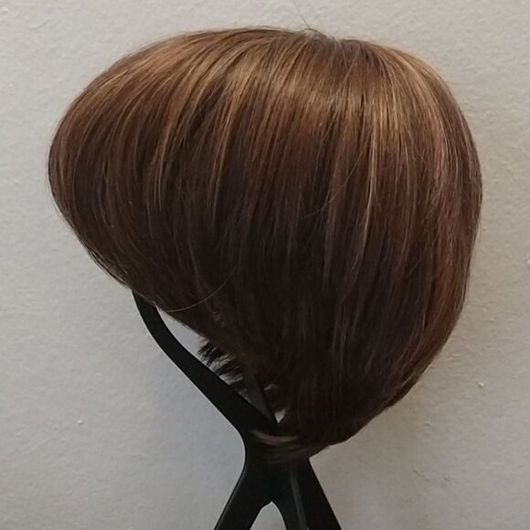 Short Bob Wig with Highlights - Picture 5 of 13